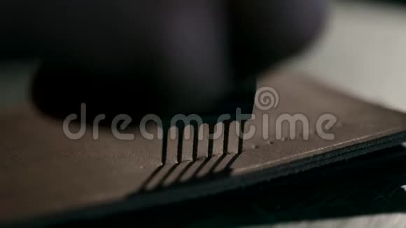 手工制作皮夹的过程这位工匠用打孔机来闪烁手工皮革制品视频的预览图