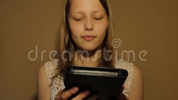 女孩读电子书电子阅读器4KUHD视频的预览图