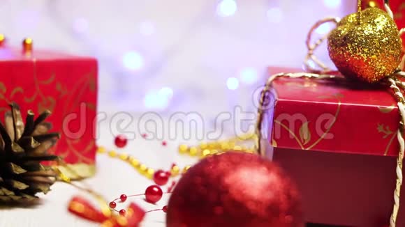 手工制作的红色礼品盒和带有手电筒的圣诞装饰品视频的预览图
