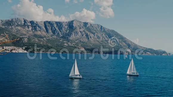 一艘帆船亚得里亚海山脉背景岛Sv尼古拉视频的预览图