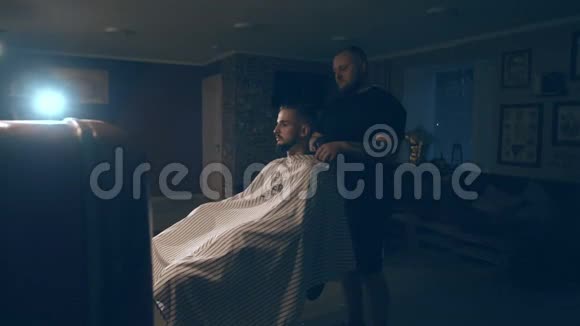 老板在理发店理发理发师给年轻人做发型视频的预览图