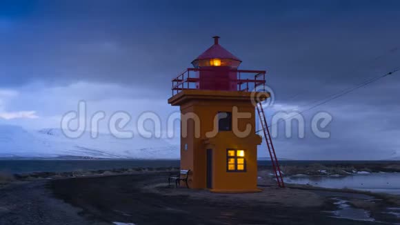 夜晚橙色灯塔的时间流逝冰岛视频的预览图