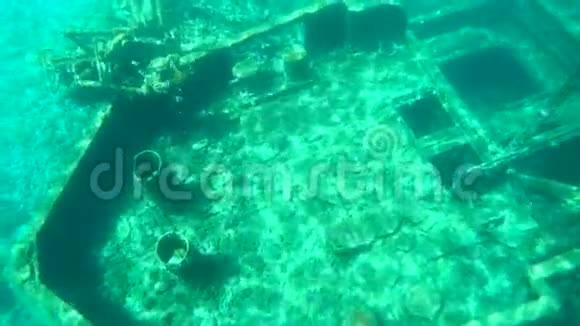 沉船在水下非常古老的船在海底克罗地亚视频的预览图