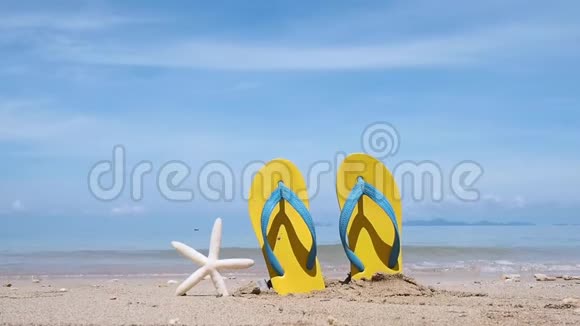 沙滩上的黄色凉鞋和白色海星视频的预览图