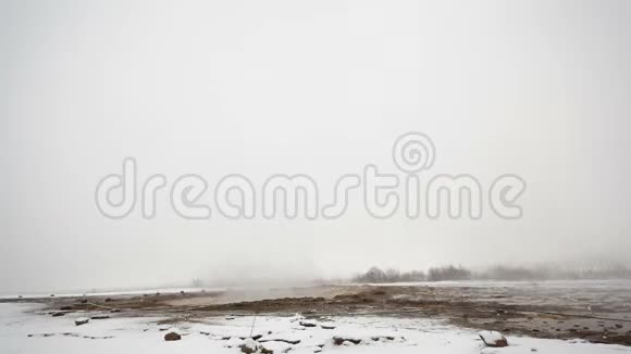 冰岛施特罗库尔的间歇喷泉喷发视频的预览图