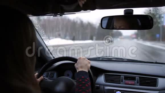 冬季柏油路上的汽车风景视频的预览图