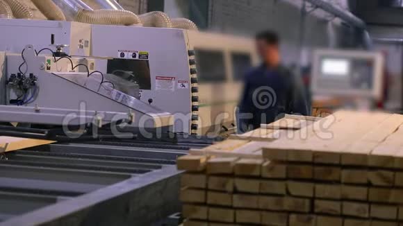 一个男人在锯木厂工作一个现代锯木厂的工作流程工业内部木工厂视频的预览图