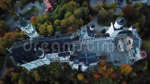 鸟瞰Neuschwanstein城堡秋色巴伐利亚德国视频的预览图