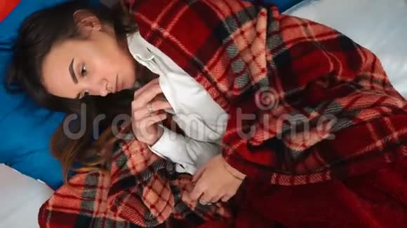 患病妇女在床上服用因甲状腺激素引起的体温视频的预览图