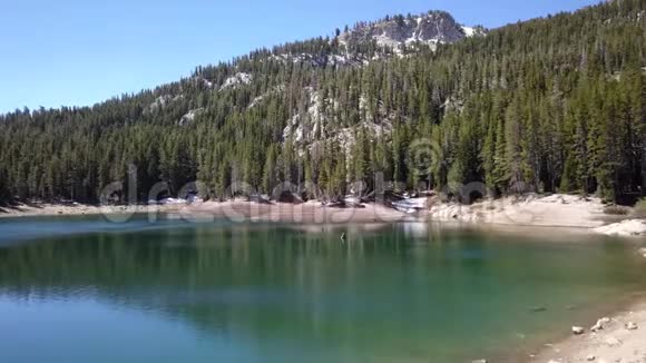 飞越加州的一个山湖视频的预览图