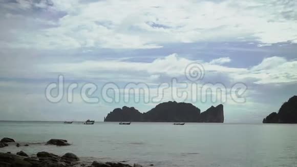 海上的亚洲摩托艇视频的预览图