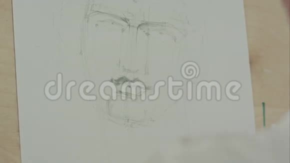 女人用铅笔画古典男人的脸视频的预览图