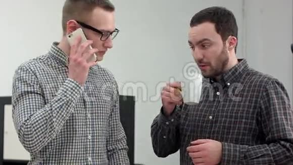 两个男建筑师讨论技术图纸喝咖啡视频的预览图