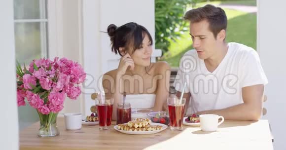 一对夫妇在外面吃着冰茶视频的预览图