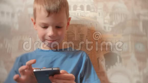 微笑着七岁的男孩在手机上玩游戏视频的预览图