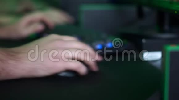 手拿电脑键盘手拿电脑鼠标视频的预览图