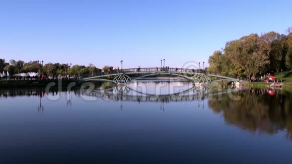 人们在夏季莫斯科公园的喷泉附近过桥视频的预览图