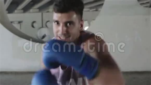 穿蓝色手套的拳击手打女牢房训练快节奏视频的预览图
