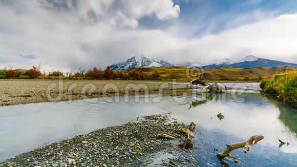 托雷斯德尔潘恩国家公园的山和河景观秋天在巴塔哥尼亚智利方面视频的预览图