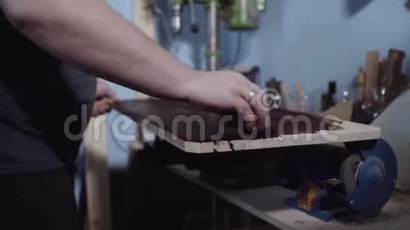木匠的手把黑漆漆的木头木制品视频的预览图