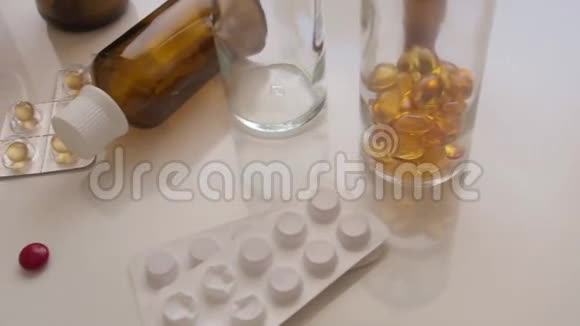 药片和胶囊放在桌子上视频的预览图