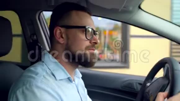 在快餐店接到订单后车里的胡子男视频的预览图