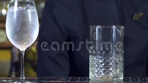 一个专业的酒保准备一杯鸡尾酒在酒吧或迪斯科为顾客喝视频的预览图