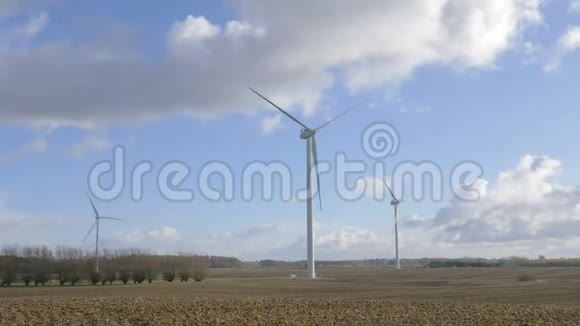 风力涡轮机转动的时间风车视频的预览图