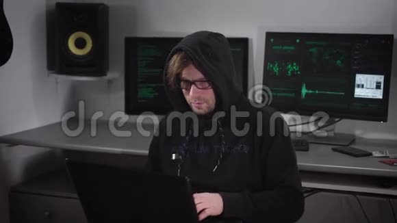 黑客罪犯在秘密办公室使用带有特殊软件的笔记本电脑进行秘密网络攻击视频的预览图