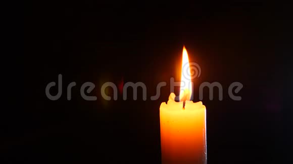 黑色蜡烛的特写熄灭了白色蜡烛的火焰从灯芯里吸出来4k慢镜头拍摄视频的预览图