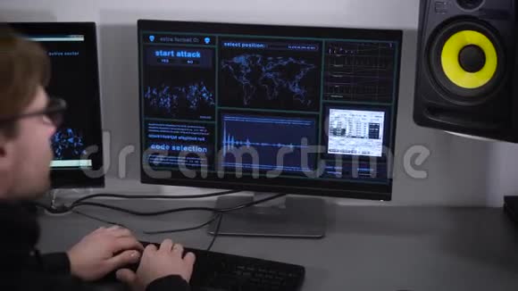 房间配有电脑一个人以快速的速度在你的电脑上获取信息以应对黑客攻击关于视频的预览图