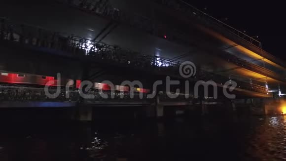 荷兰阿姆斯特丹运河上的大火视频的预览图