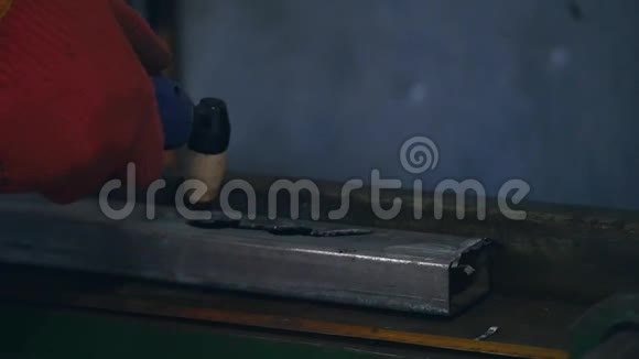 工业工人用金属火炬切割钢材视频的预览图