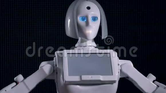 一个白色的机器人展示了它如何移动手臂视频的预览图