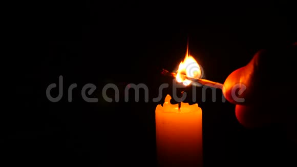 黑色蜡烛的特写有人用火柴的火焰点燃蜡烛4k慢镜头拍摄视频的预览图