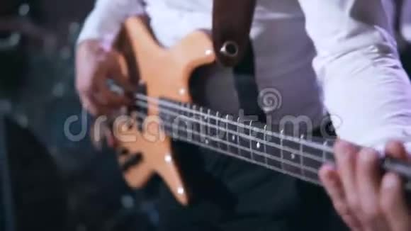 合上低音吉他手视频的预览图