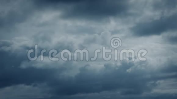 在戏剧性的天空中形成的云视频的预览图