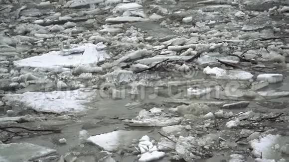 冰冻的冰河在春天融化冰片流动春天的时候冰在河上漂浮全球视频的预览图