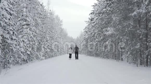 冬季森林快乐夫妇视频的预览图