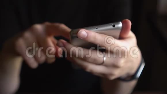 女人在咖啡馆的智能手机上上网的手视频的预览图