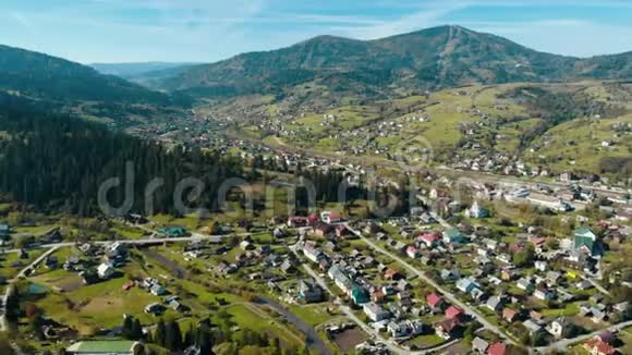 空中无人机飞过村庄的山景视频的预览图