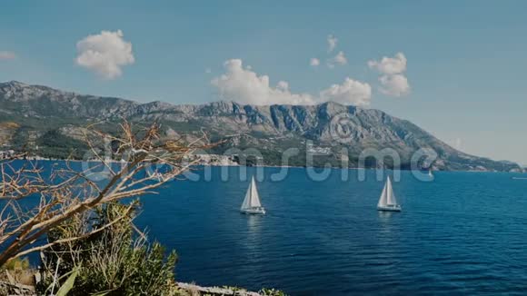 一艘帆船亚得里亚海山脉背景岛Sv尼古拉视频的预览图