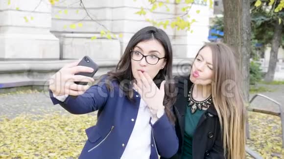 一群女朋友在城里自拍的镜头视频的预览图