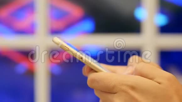关闭智能手机手机屏幕上的女性手指短信4K慢动作视频的预览图