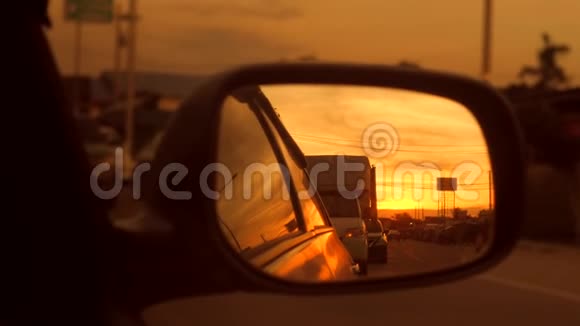 美丽的橙色日落后景汽车镜4K泰国视频的预览图