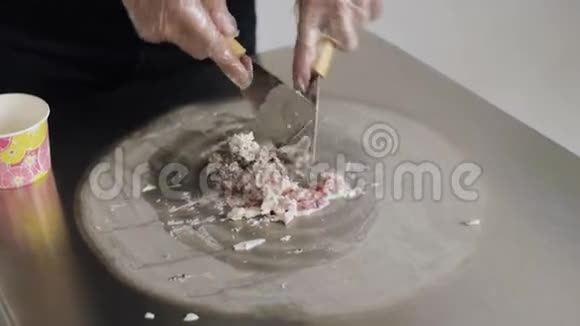做冰淇淋剪辑泰国冰淇淋油炸冰淇淋男士准备冰淇淋视频的预览图