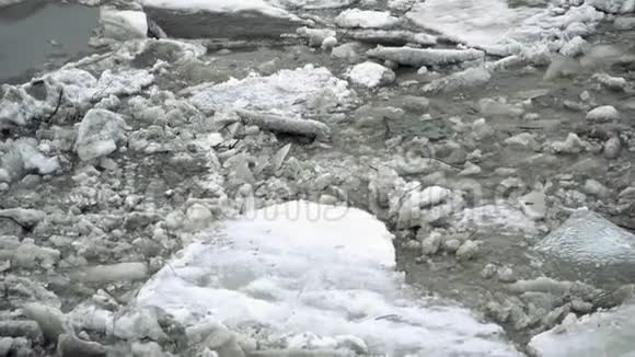 冰冻的冰河在春天融化冰片流动春天的时候冰在河上漂浮全球视频的预览图