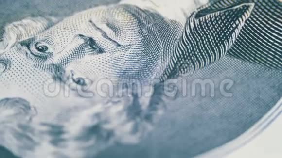 在两美元钞票上缓慢旋转托马斯杰斐逊的脸视频的预览图