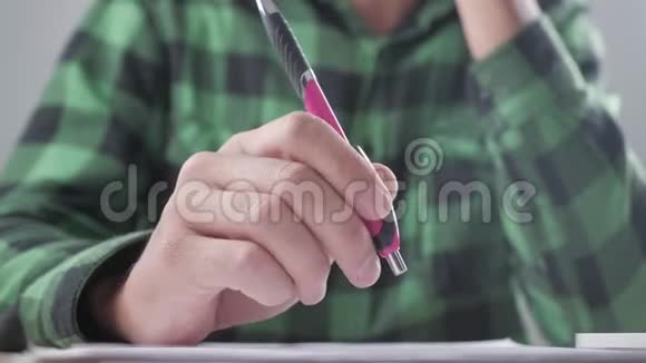 一个疲惫的商人在等着什么用钢笔做紧张的动作工作压力视频的预览图