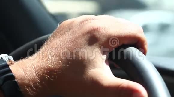 男性手在汽车车轮上驾驶视频的预览图